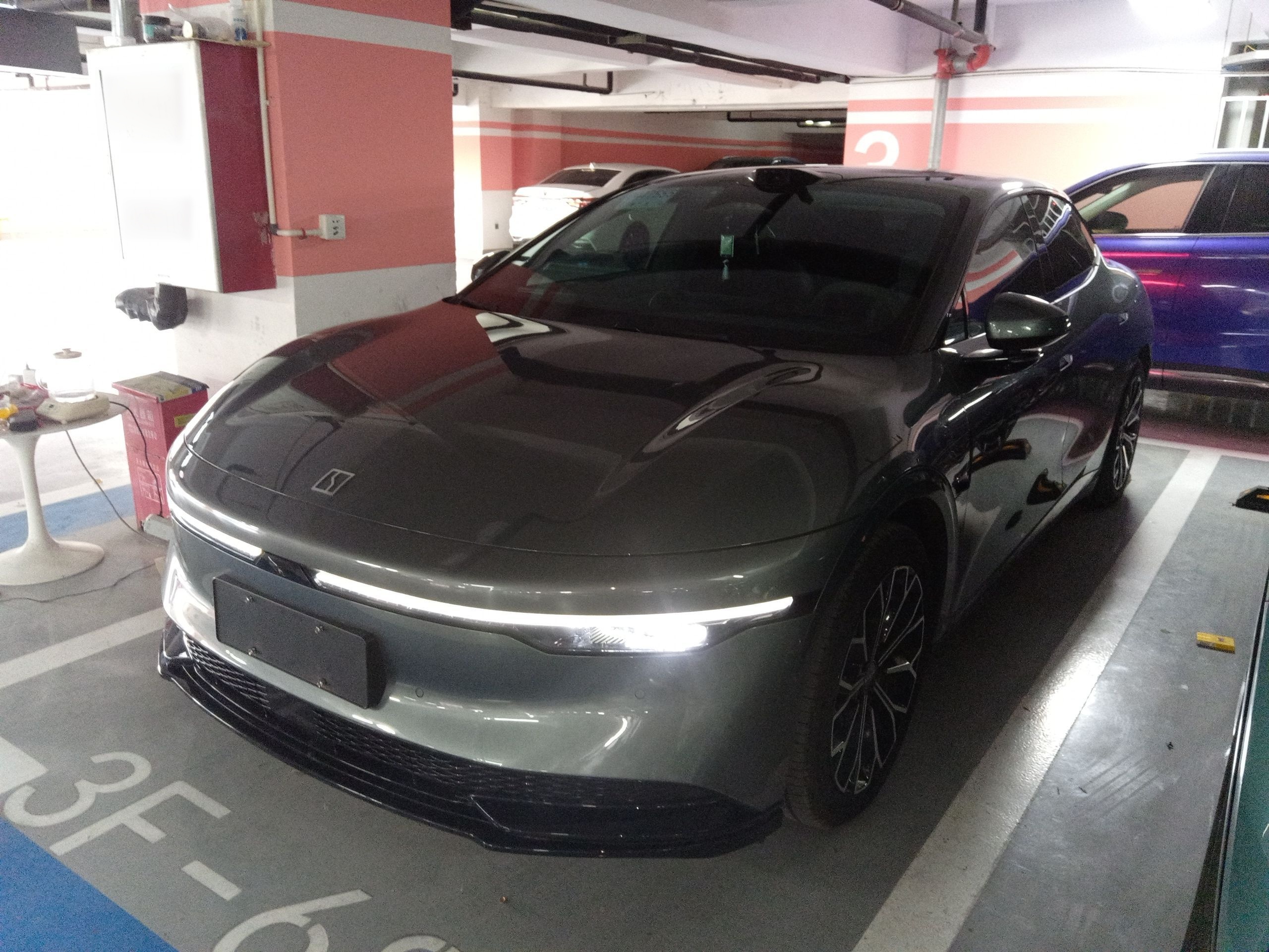 Под передней частью автомобиля