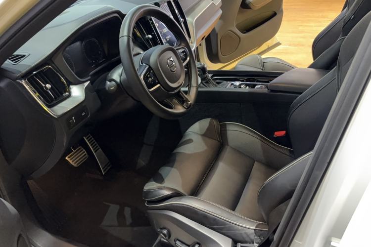 Used Volvo XC60 2021 T5 4x4 Smart & Advanced Sport Edition Left Front Seat