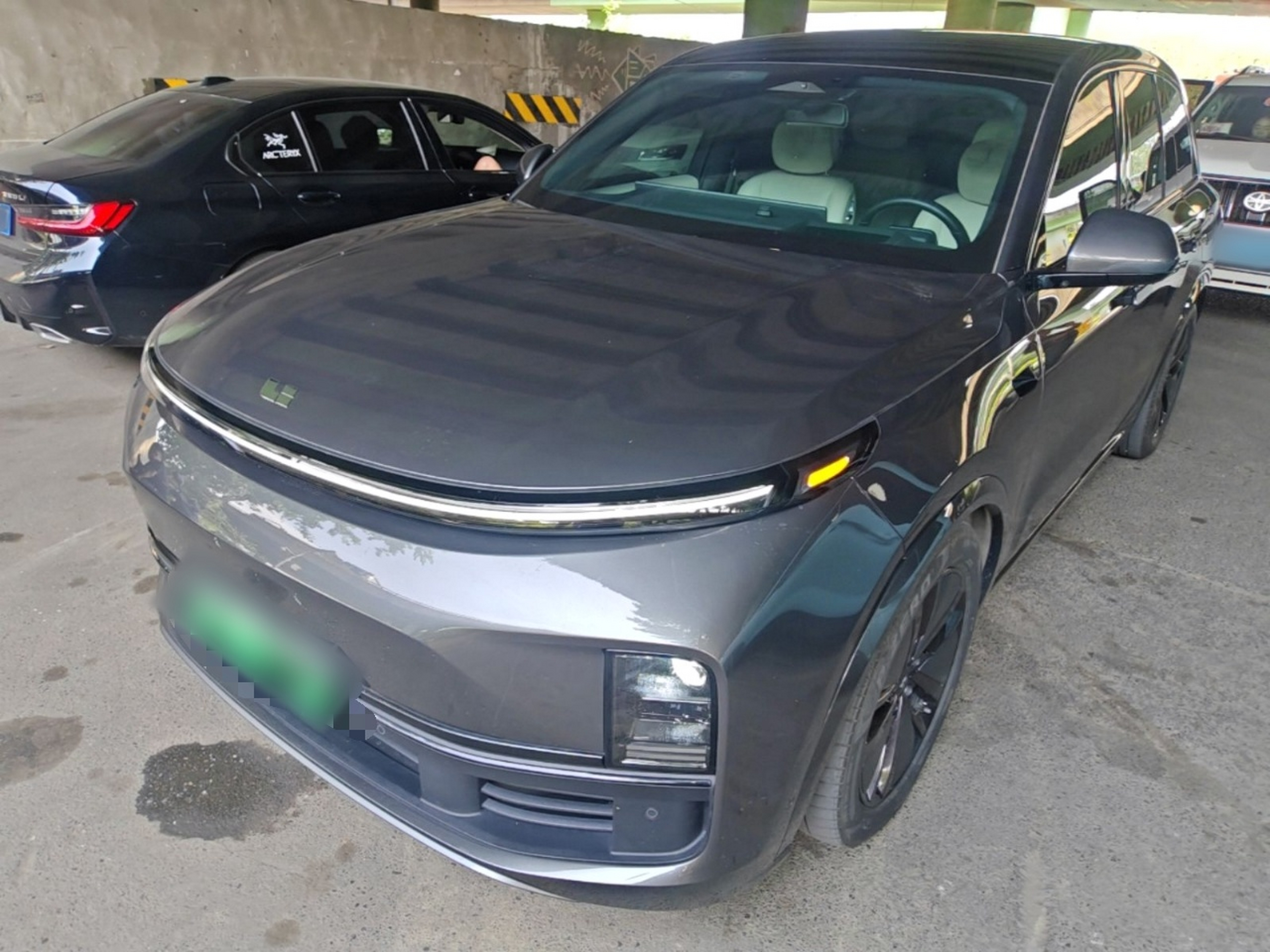 Под передней частью автомобиля