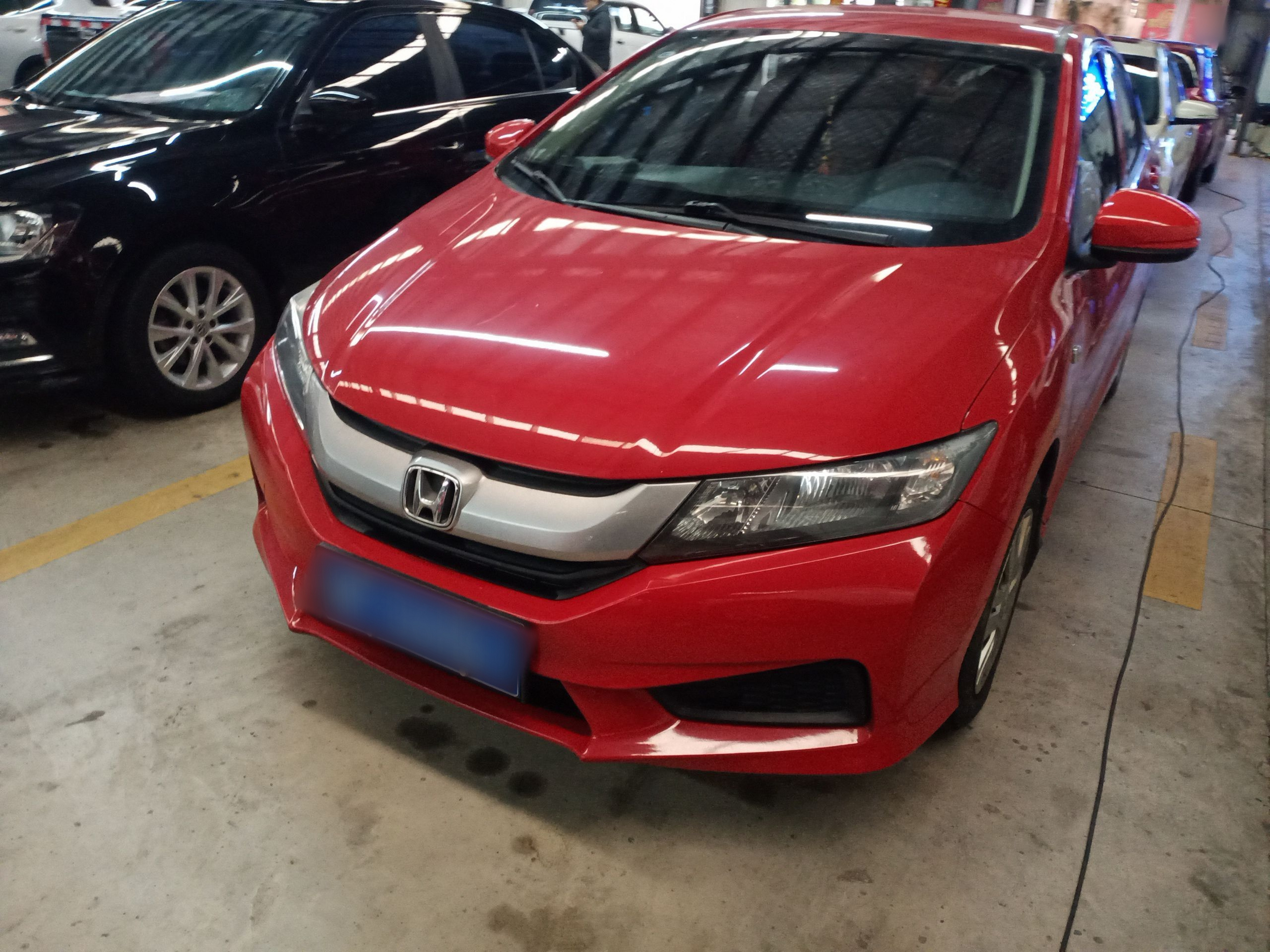 Под передней частью автомобиля