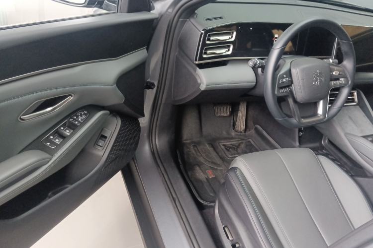 Used BYD Qin L 2025 DM-i Smart Drive 120KM Superior Model
