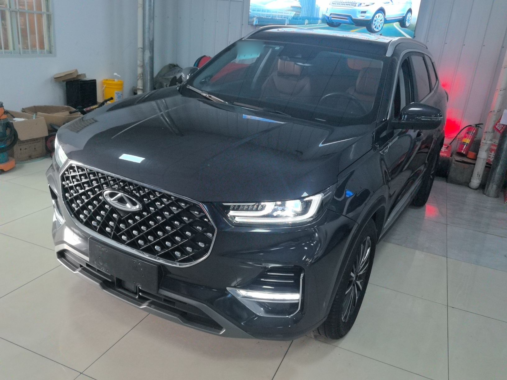 Под передней частью автомобиля