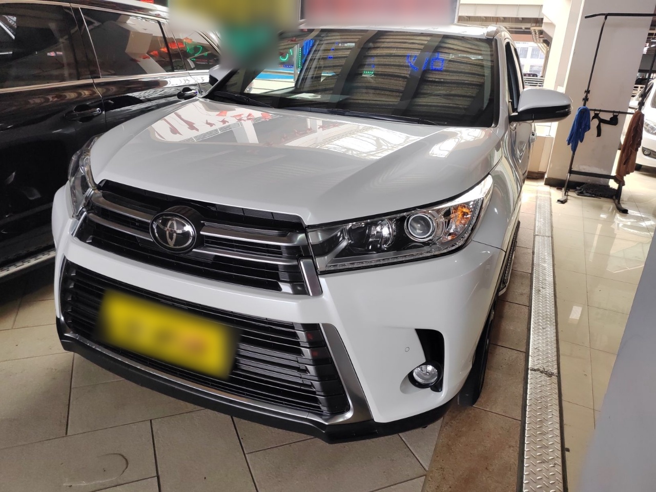 تحت مقدمة السيارة