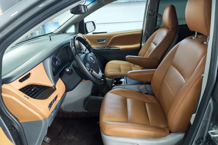 Used Toyota Sienna 2019 3.5L Two-Wheel Drive LE Trim 7 Seats U.S. Specification