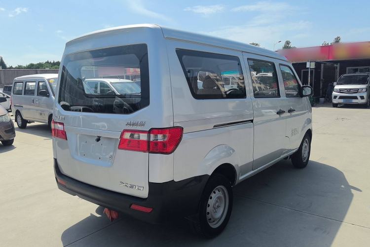 Used Jinbei Hiace X30 2023 1.5L Super-Comfortable Passenger Van 5/6/7-Seater Non-Air-Conditioned Version Model SWC15M
