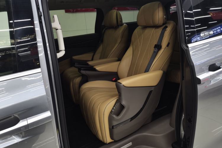 Used Denza D9 2022 DM-i 1040 Prestige Model