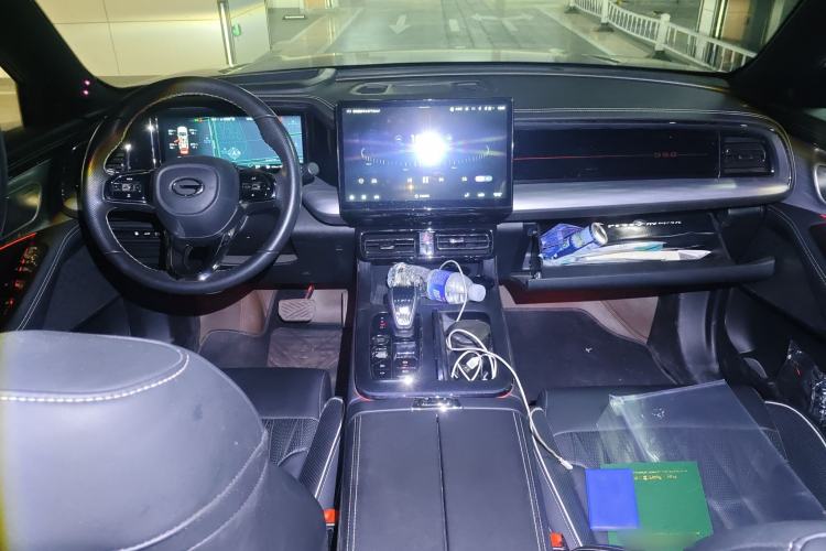 Used GAC Trumpchi GS8 2022 Dual-Engine Series 2.0TM Four-Wheel Drive Prestige Edition (6 Seats) Center Console