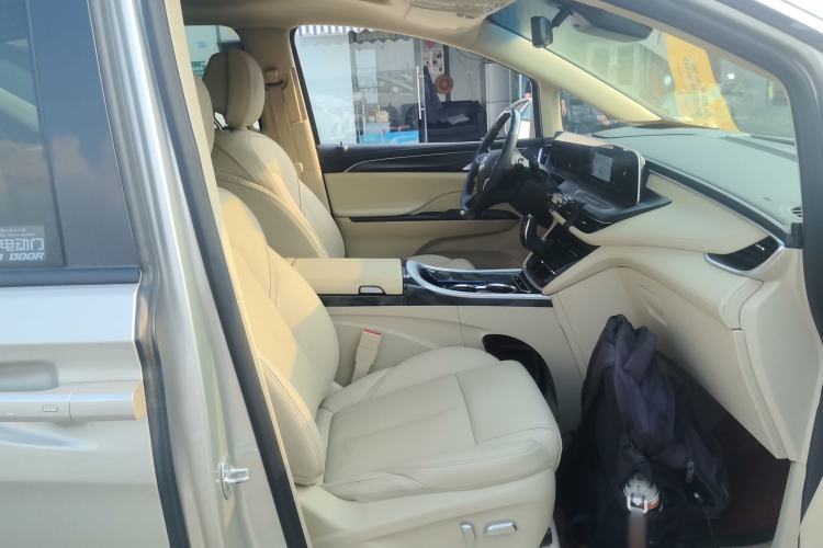 Used Buick GL8 2022 ES Landtrek 653T Luxury Edition Right Front Seat