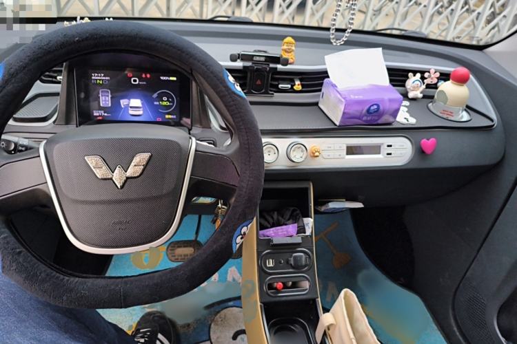 Used Wuling Hongguang MINIEV 2022 Macaron Fashion Model Lithium Iron Phosphate Interior 2