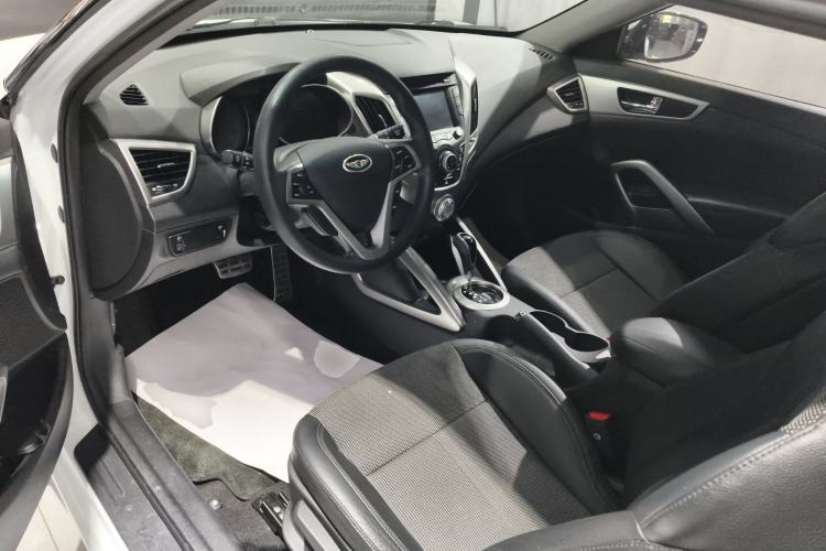 Used Hyundai Veloster 2011 1.6L Automatic Luxury Edition Center Console