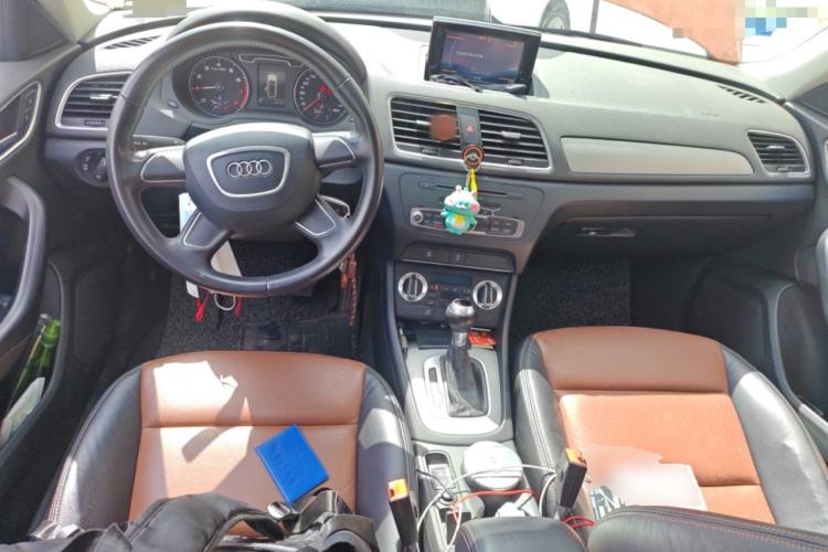 Used Audi Q3 2013 35 TFSI Ambition Edition Center Console