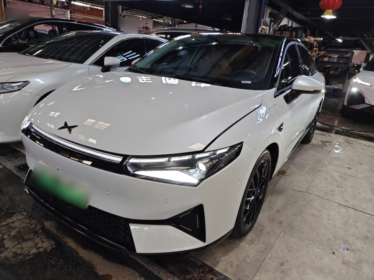 تحت مقدمة السيارة