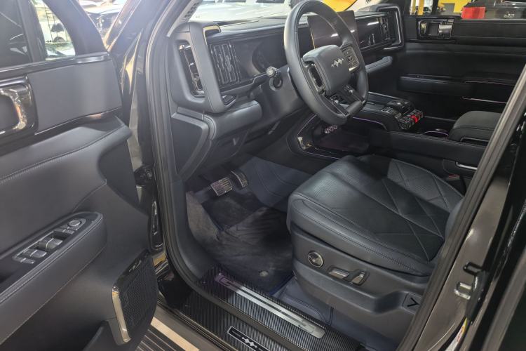 Used Formula Leopard 5 2023 Navigator Edition
