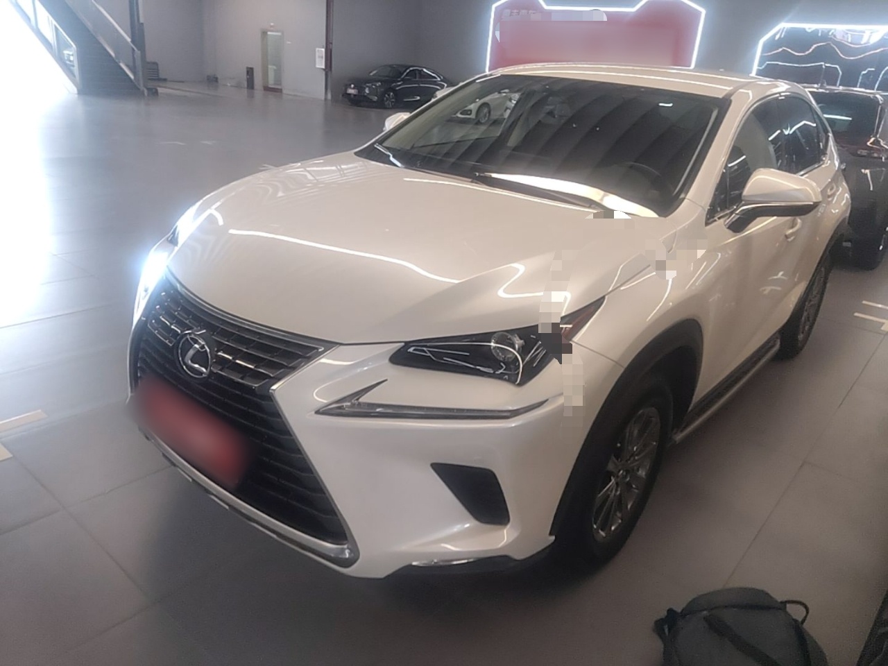 Под передней частью автомобиля