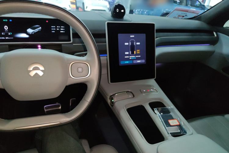 Used Nio ES8 2024 75 kWh Center Console