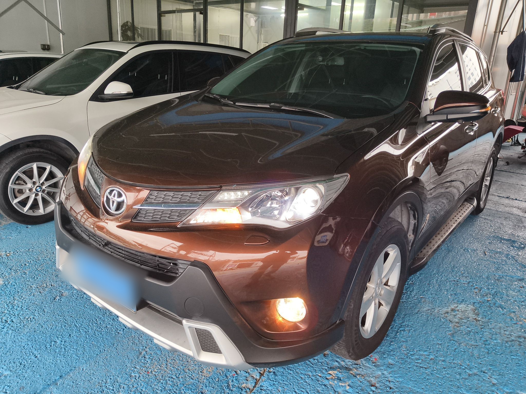 تحت مقدمة السيارة