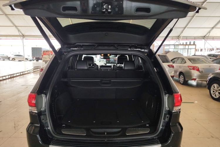 Used Jeep Grand Cherokee 2014 3.0TD Diesel Comfort Navigation Version Trunk