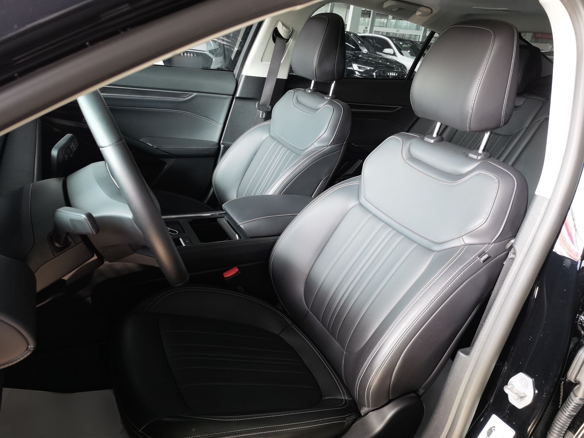 Переднее сиденье в автомобиле