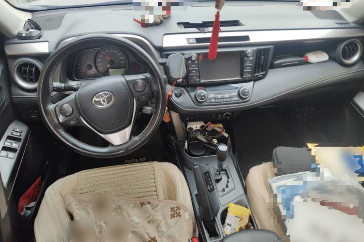 Used Toyota RAV4 2019 2.0L CVT Two-Wheel Drive Luxury Version China VI Standard Center Console