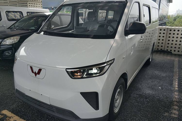 Used Wuling Yangguang 2024 300KM Comfort Version Passenger Van 75kW