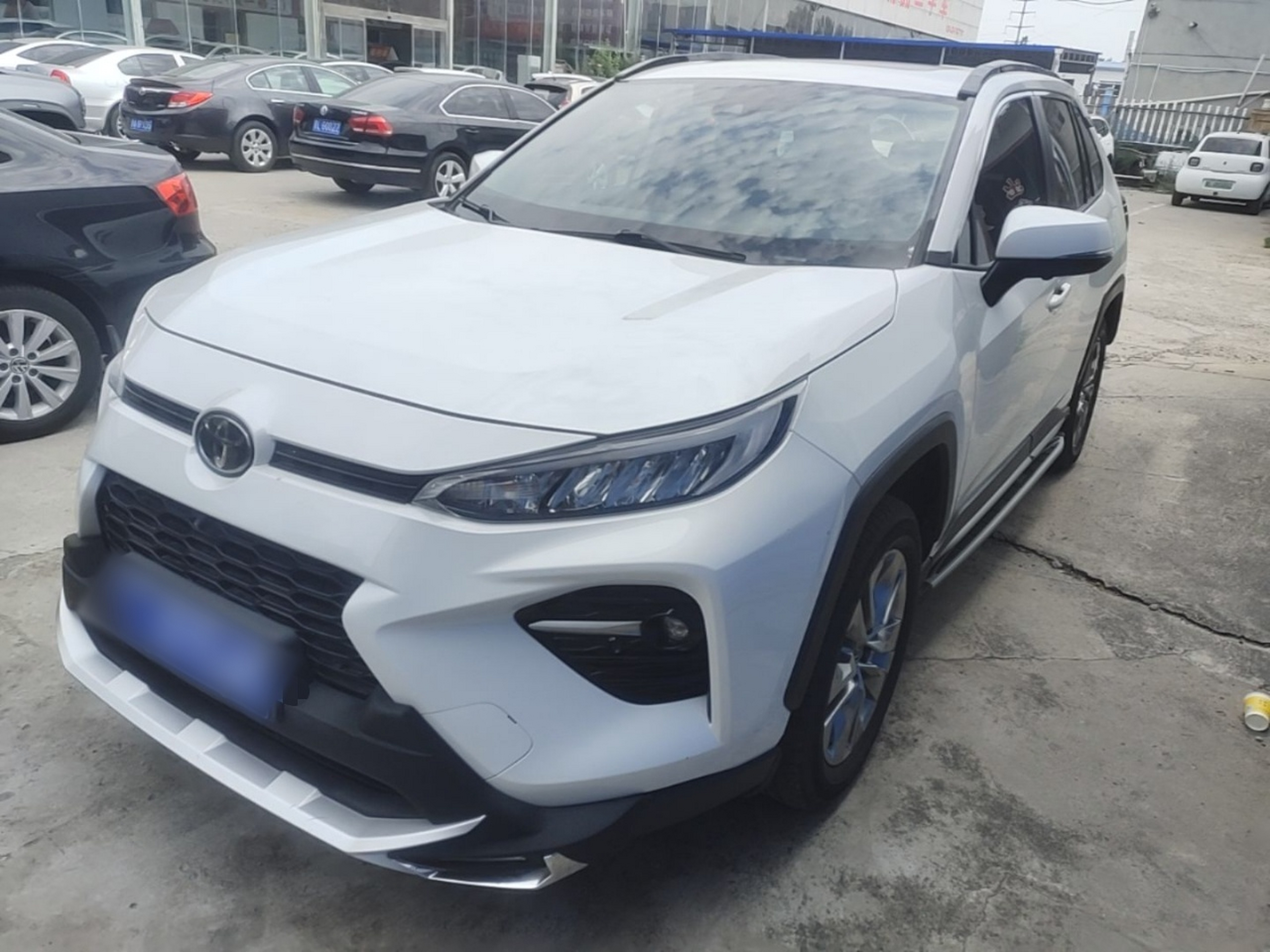 Под передней частью автомобиля
