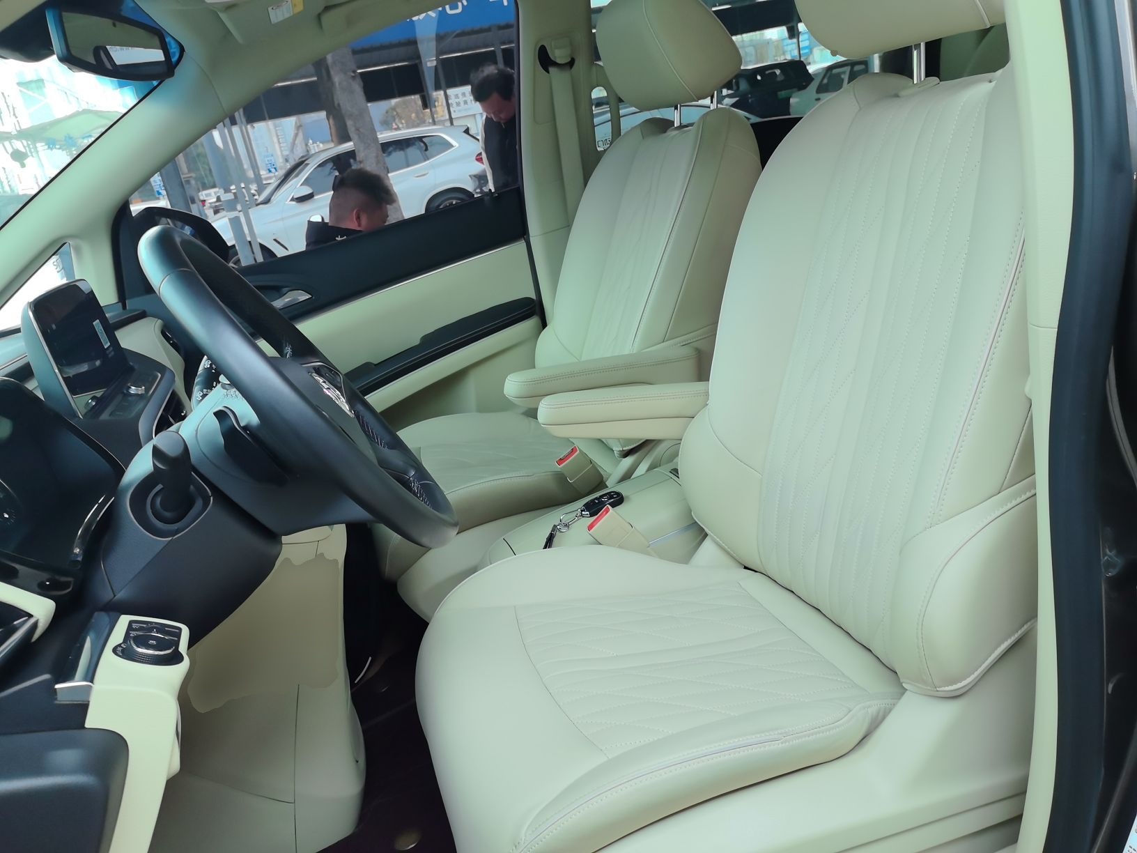 المقاعد الأمامية داخل السيارة