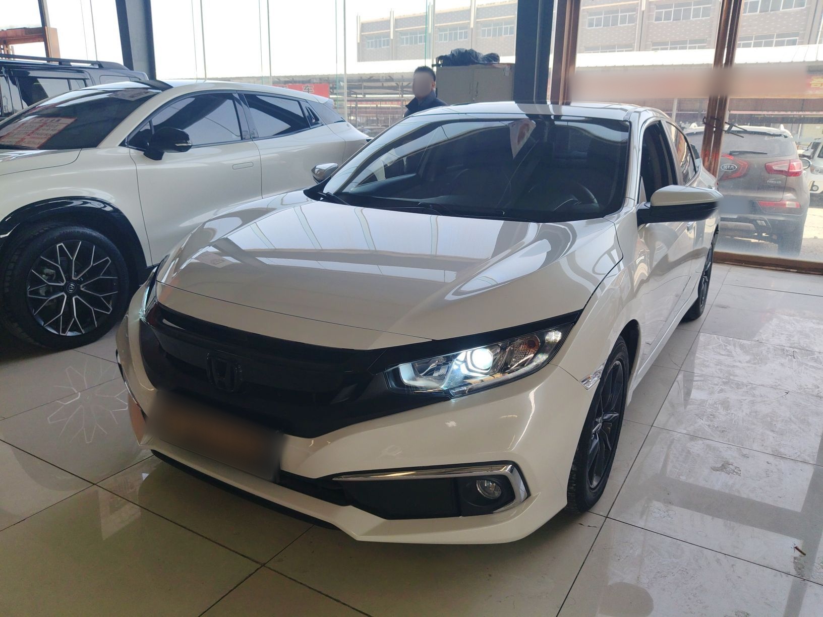 Под передней частью автомобиля