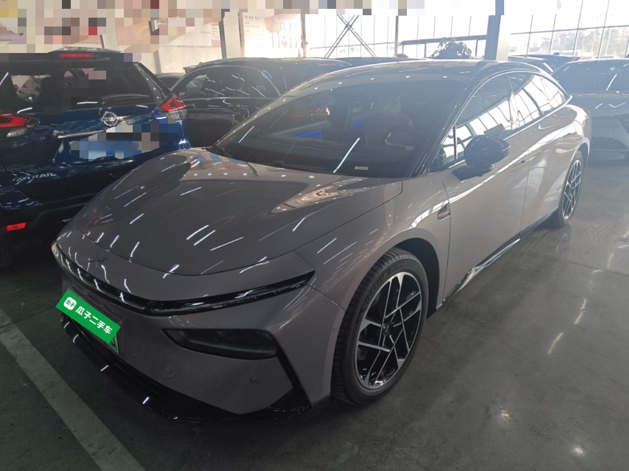 تحت مقدمة السيارة