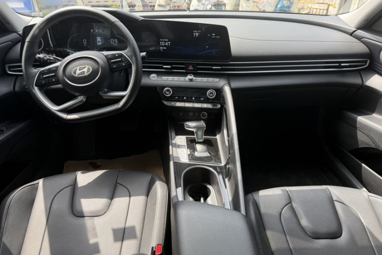 Used Hyundai Elantra 2023 1.5L CVT LUX Prestige Edition Interior 4