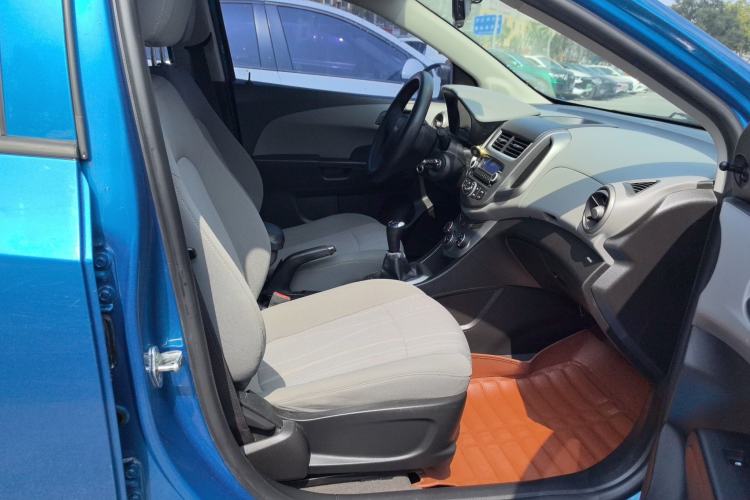 Used Chevrolet Aveo Sonic 2014 Sedan 1.4SL MT Comfort Edition Right Front Seat