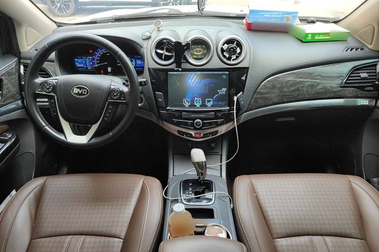 Used BYD S7 2016 2.0T Automatic Prestige Plus Center Console