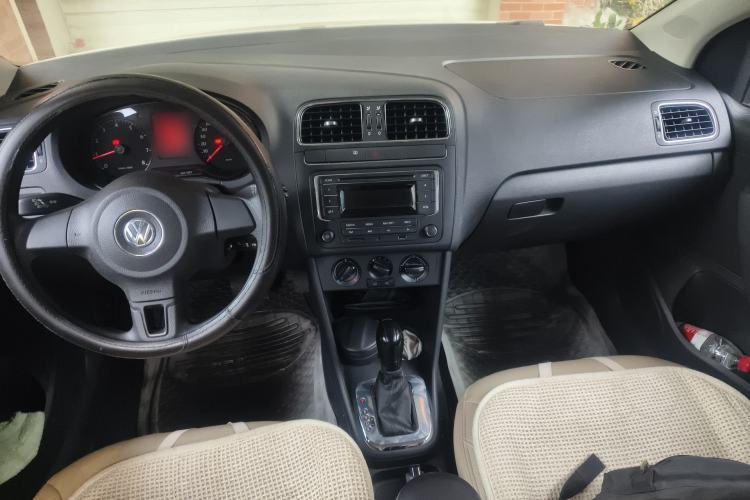 Used Volkswagen Polo 2013 1.6L Automatic Comfort Edition Center Console