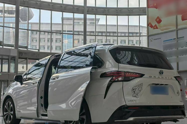 Used Toyota Granvia 2022 2.5L Hybrid Flagship Edition
