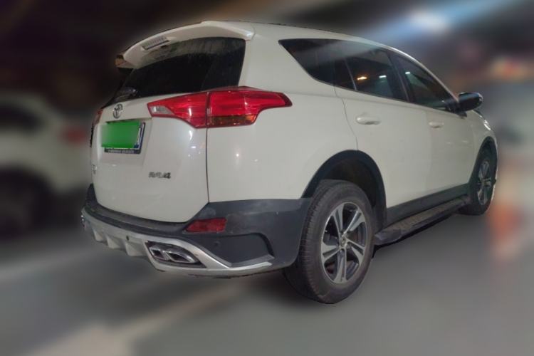 Used Toyota RAV4 2015 2.0L CVT Two-Wheel Drive Fashion Edition Rear Right 45 Deg