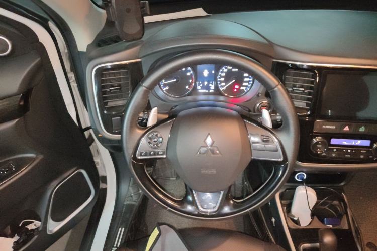 Used Mitsubishi Outlander 2018 2.4L 4x4 Luxury Edition 7-Seater
