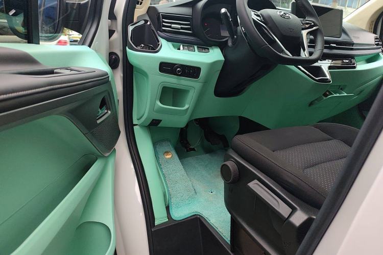 Used SAIC MAXUS Xintu V70 2023 2.0T Elite Edition Automatic Short Wheelbase Low Roof – 5/6 Seats