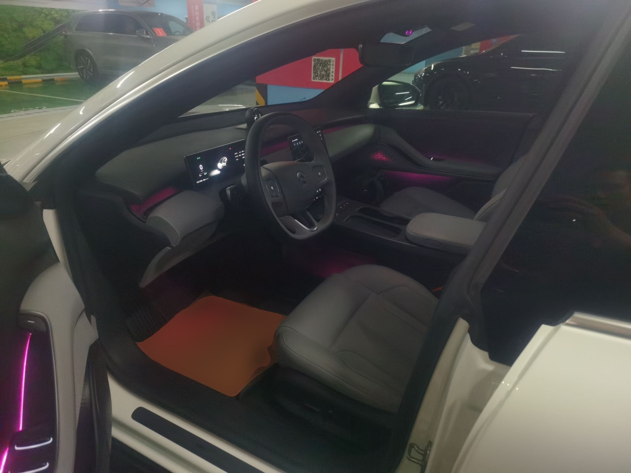 المقاعد الأمامية داخل السيارة