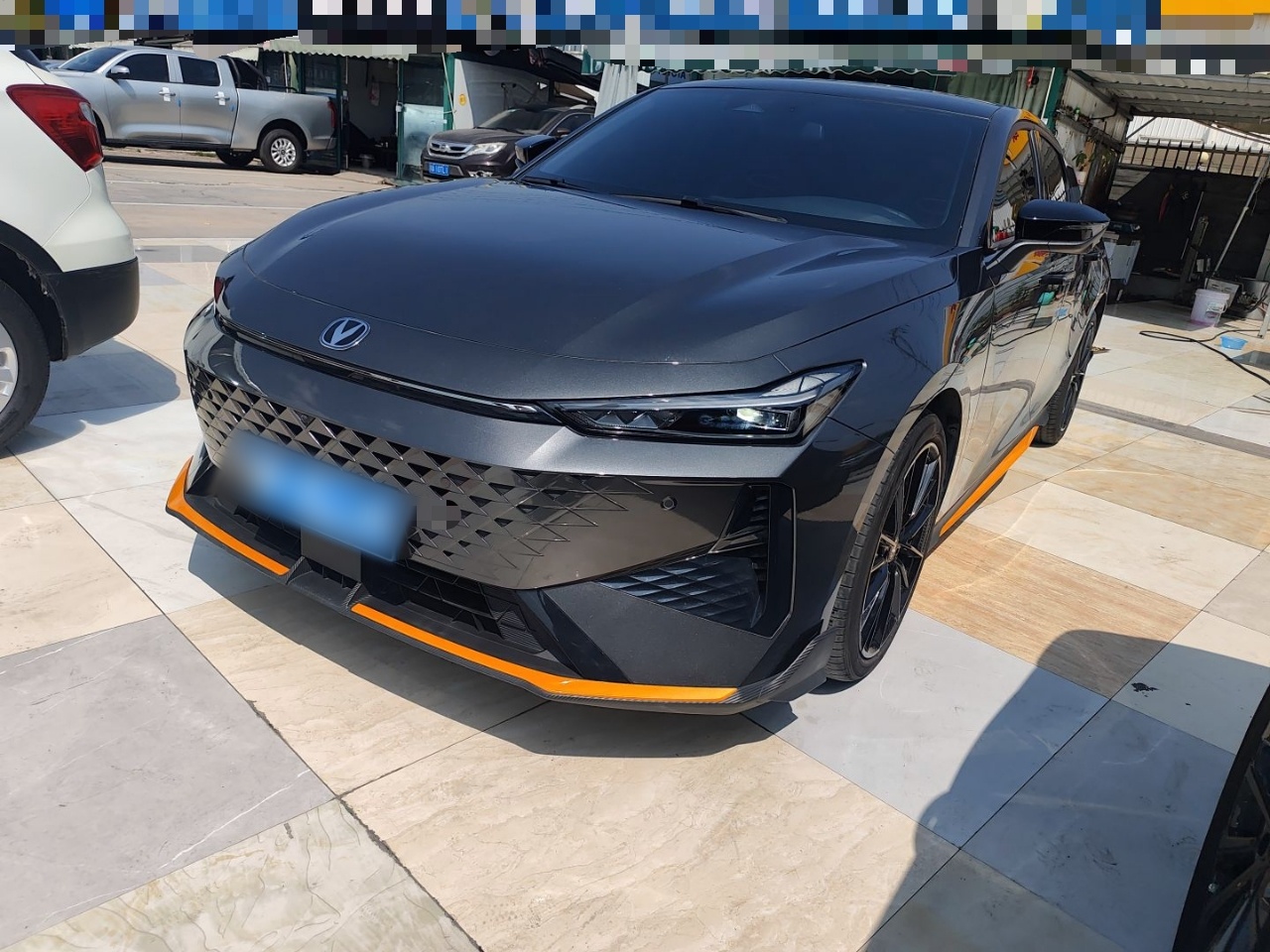 تحت مقدمة السيارة