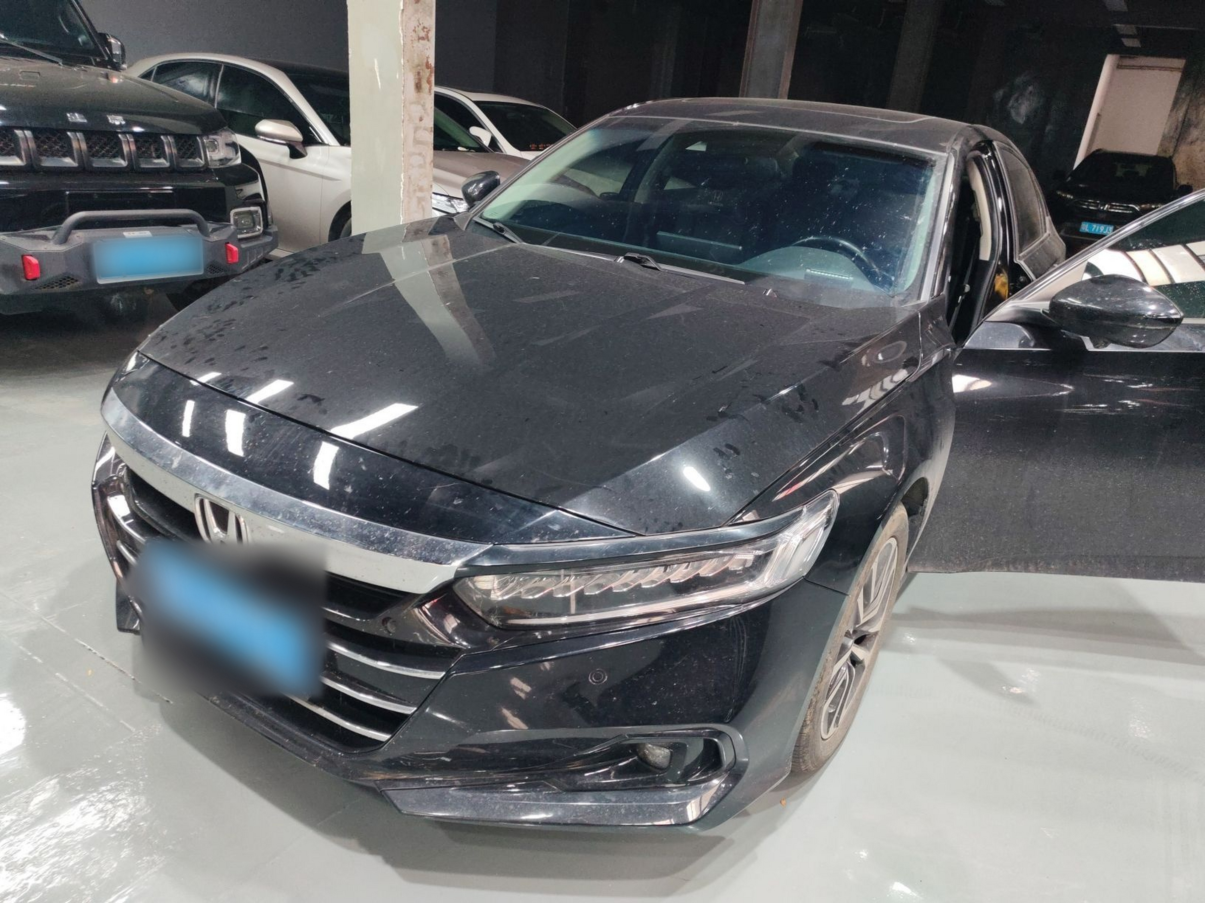 Под передней частью автомобиля