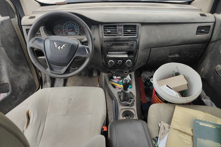 Used Wuling Rongguang V 2016 1.5L Standard Version Center Console