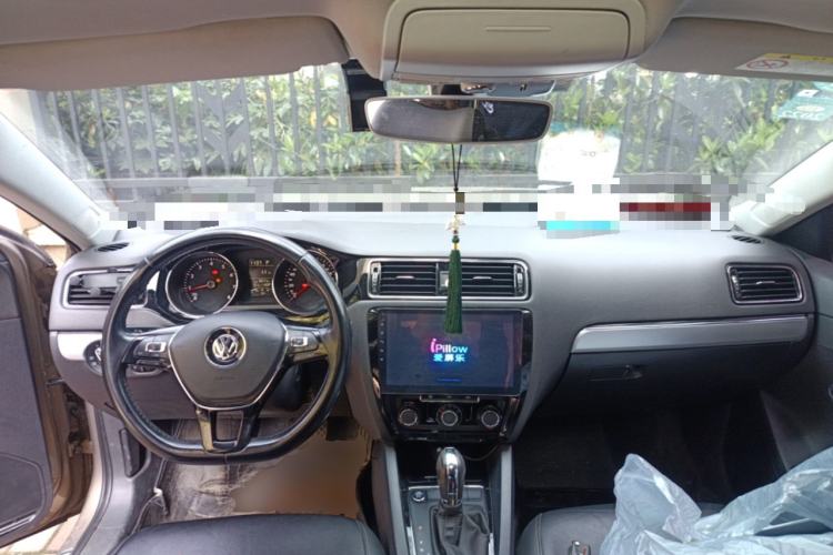 Used Volkswagen Sagitar 2018 1.6L Automatic Comfort Model Center Console