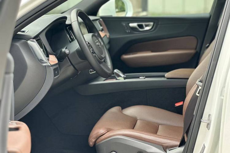 Used Volvo XC60 2025 B5 Four-Wheel Drive Smart & Advanced Luxury Edition