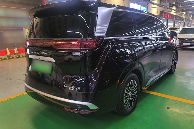 Used Denza D9 2025 DM-i Smart Drive 1020 Four-Wheel Drive Deluxe Model
