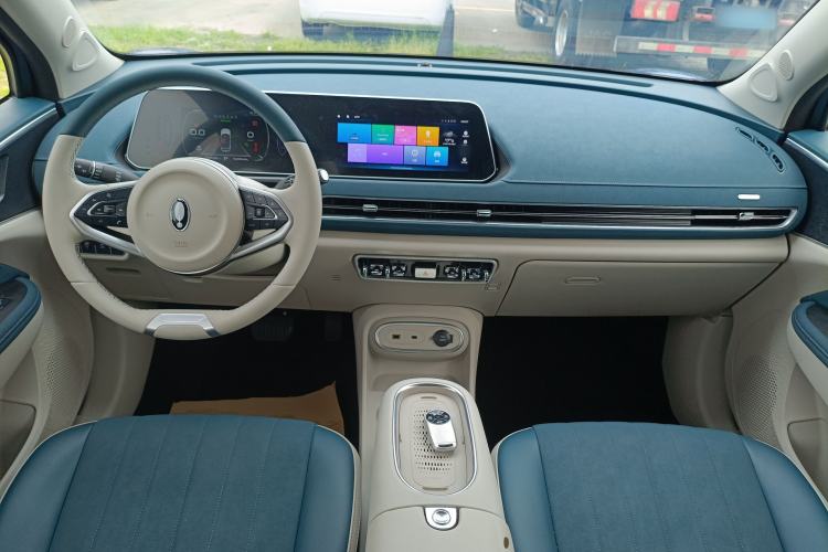 Used ORA Good Cat 2023 401 km Standard Range Luxury Version Lithium Iron Phosphate Center Console