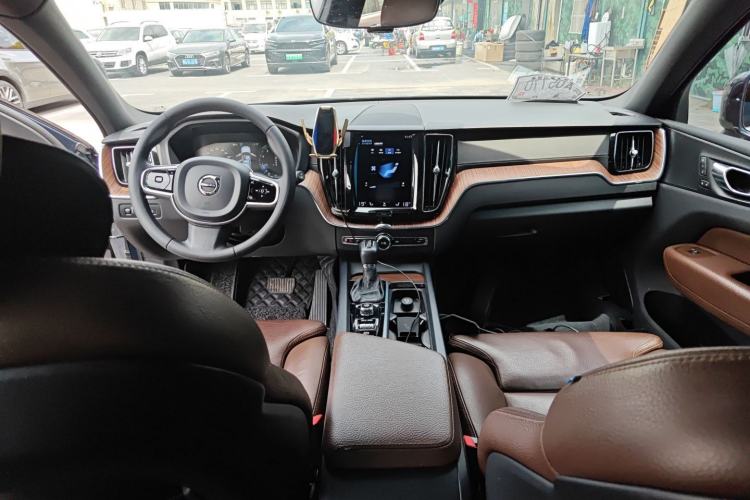 Used Volvo XC60 2021 T5 4x4 Smart Luxury Edition Center Console