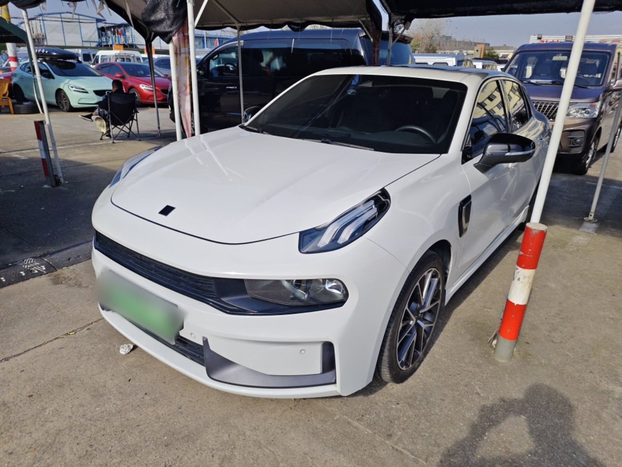 تحت مقدمة السيارة