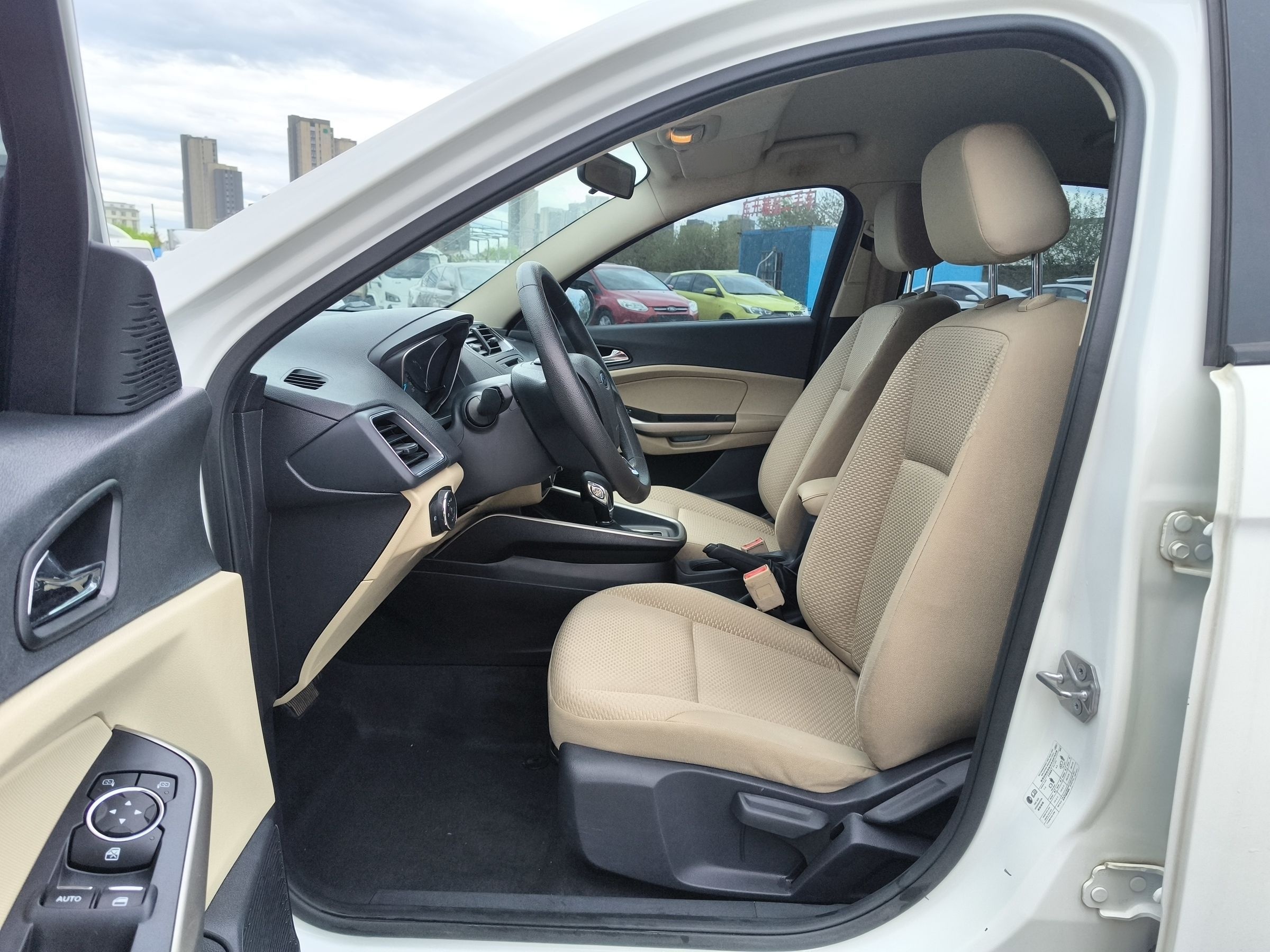 Переднее сиденье в автомобиле