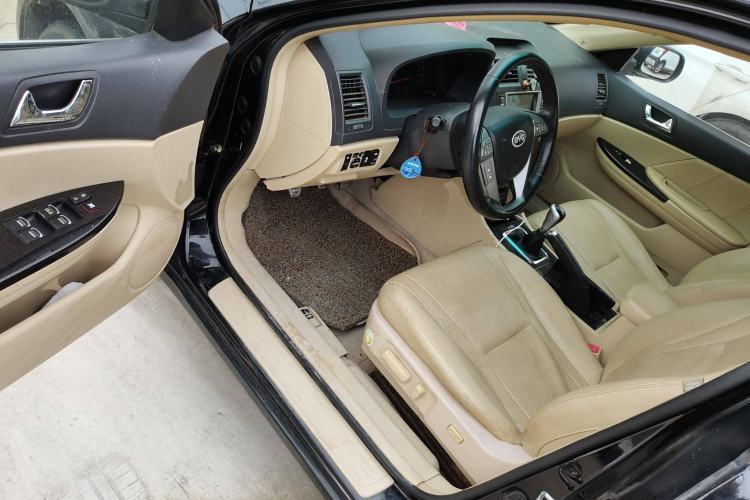 Used BYD G6 2013 2.0L Manual Luxury Version