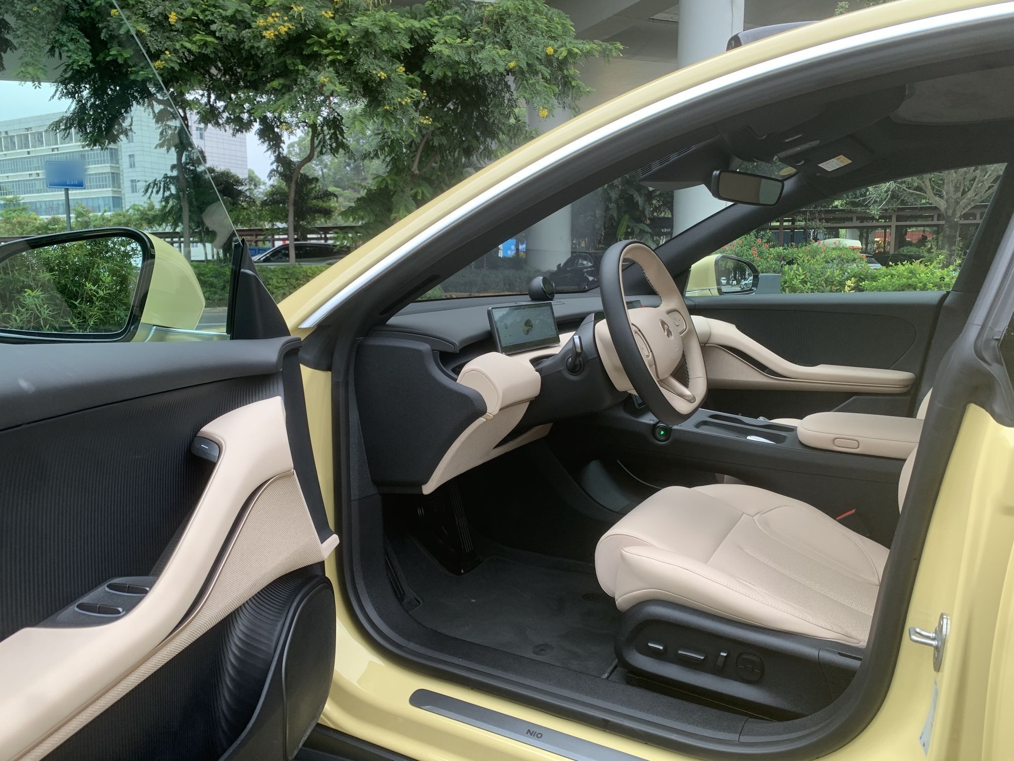 المقاعد الأمامية داخل السيارة