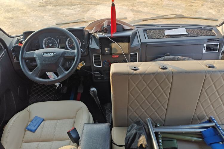 Used Iveco Daily 2020 2.5T A35 Passenger Van Single-Tire Mid-Roof Design 5-9 Seats with Sliding Side Door Meeting China V Emission Standards